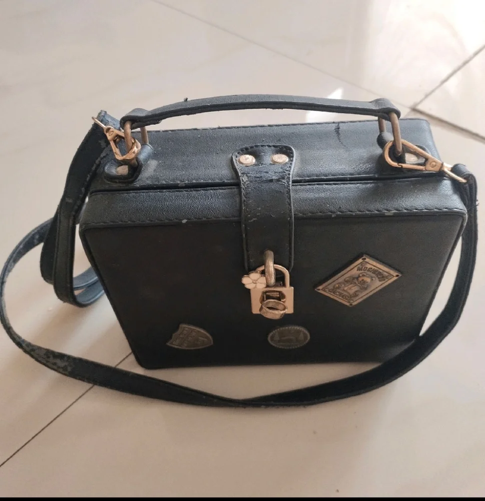 Vintage look box sling bag - Picture 1 of 10